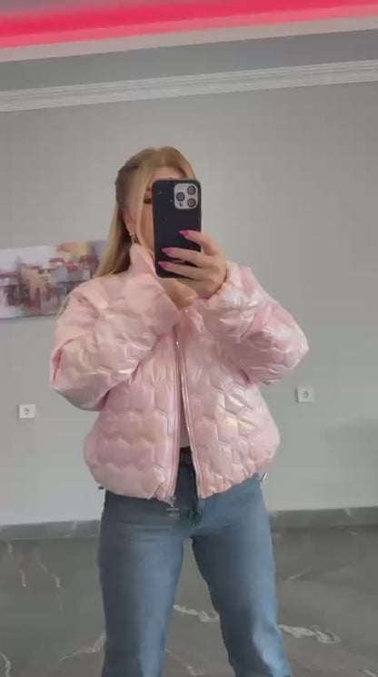 Doudoune irisée 2018 – Tatu Fashion veste courte matelassée femme rose brillant à reflets nacrés, col montant et fermeture zippée, style streetwear chic pour la saison froide