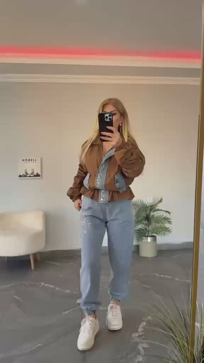 Ensemble denim 2061 – Tatu Fashion deux pièces femme avec veste bomber marron à empiècements jean et pantalon jogger en denim clair, détails brillants pour un look streetwear original