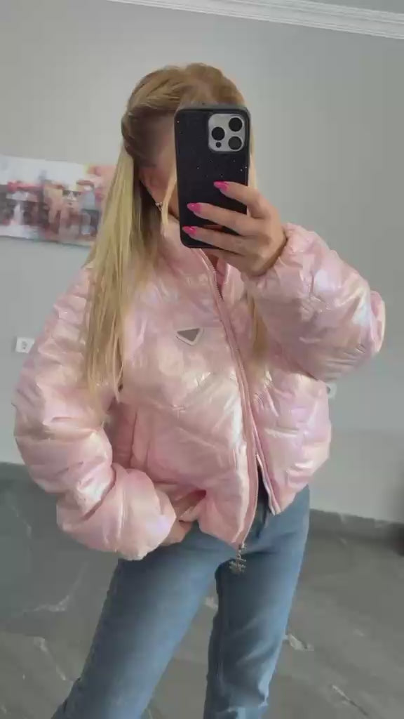 Doudoune irisée 2018 – Tatu Fashion veste courte matelassée femme rose brillant à reflets nacrés, col montant et fermeture zippée, style streetwear chic pour la saison froide