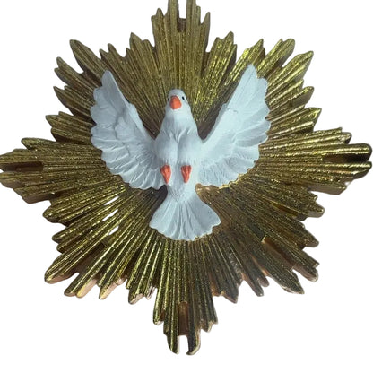 Lourdes Saint-Esprit colombe blanche aux ailes déployées sur rayonnement doré, statue religieuse en résine fabriquée à Lourdes et bénie par un prêtre, tailles 15, 20 et 31 cm pour la prière et la décoration chrétienne