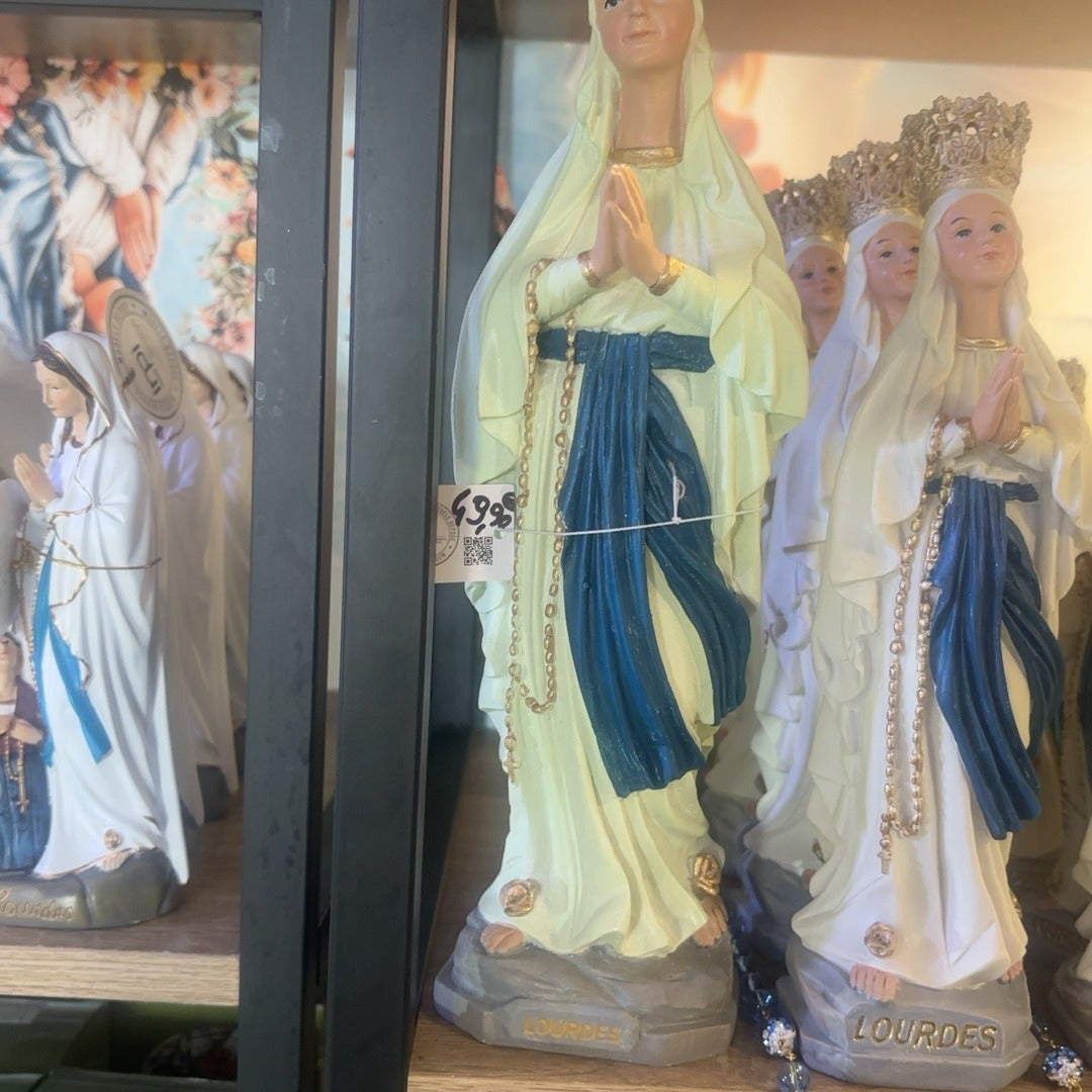 Vierge couronnée photo carrée 3